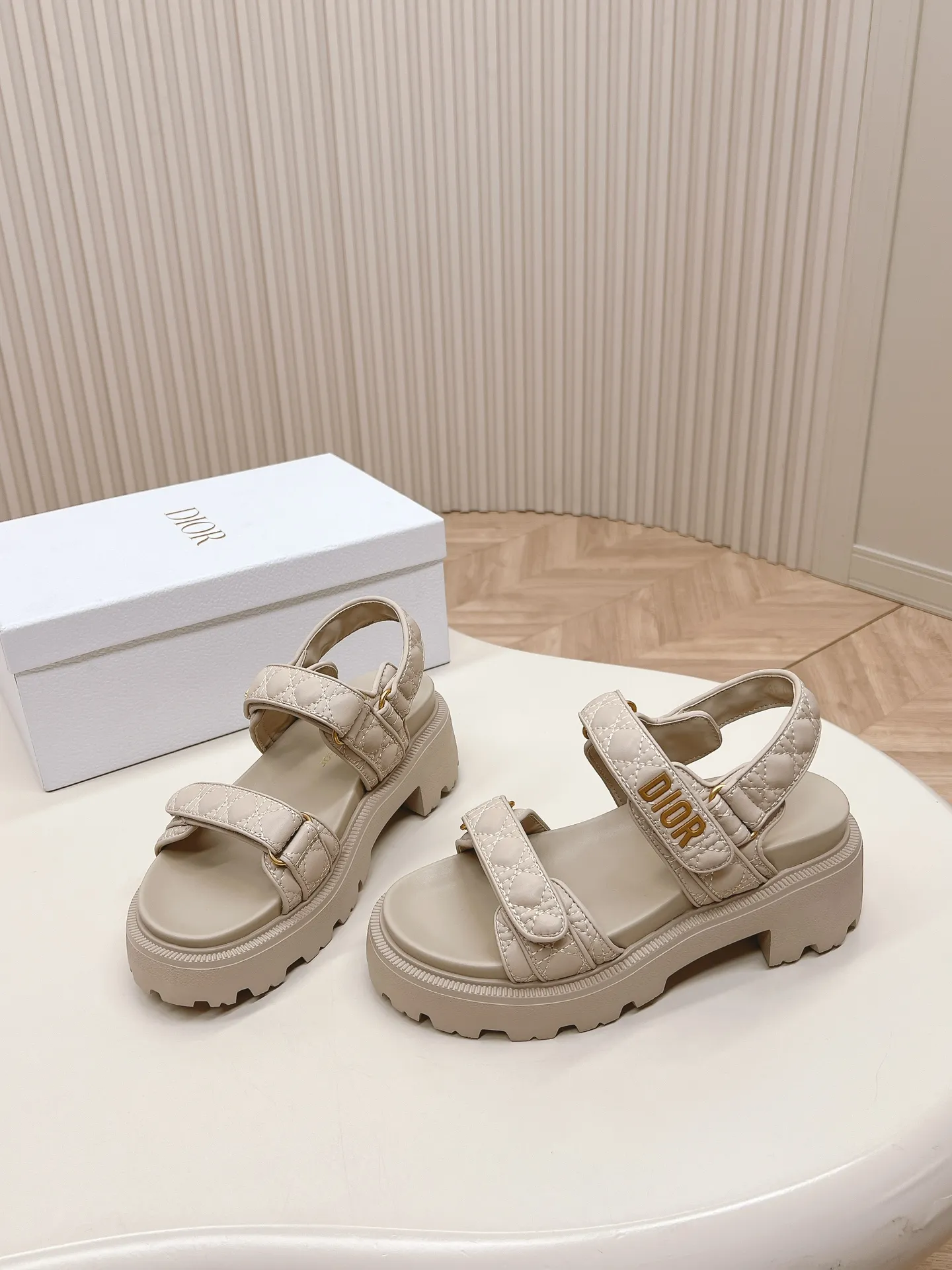 👟👟Ex-factory price 520👟👟 2024Dior Classic Velcro high-heeled sandals and slippers series original replica high version super durable and versatile style very comfortable on the foot, slim and tall, original leather upper, original d hardware buckle, original TPU outsole Heel height is about cm Size: 35-42